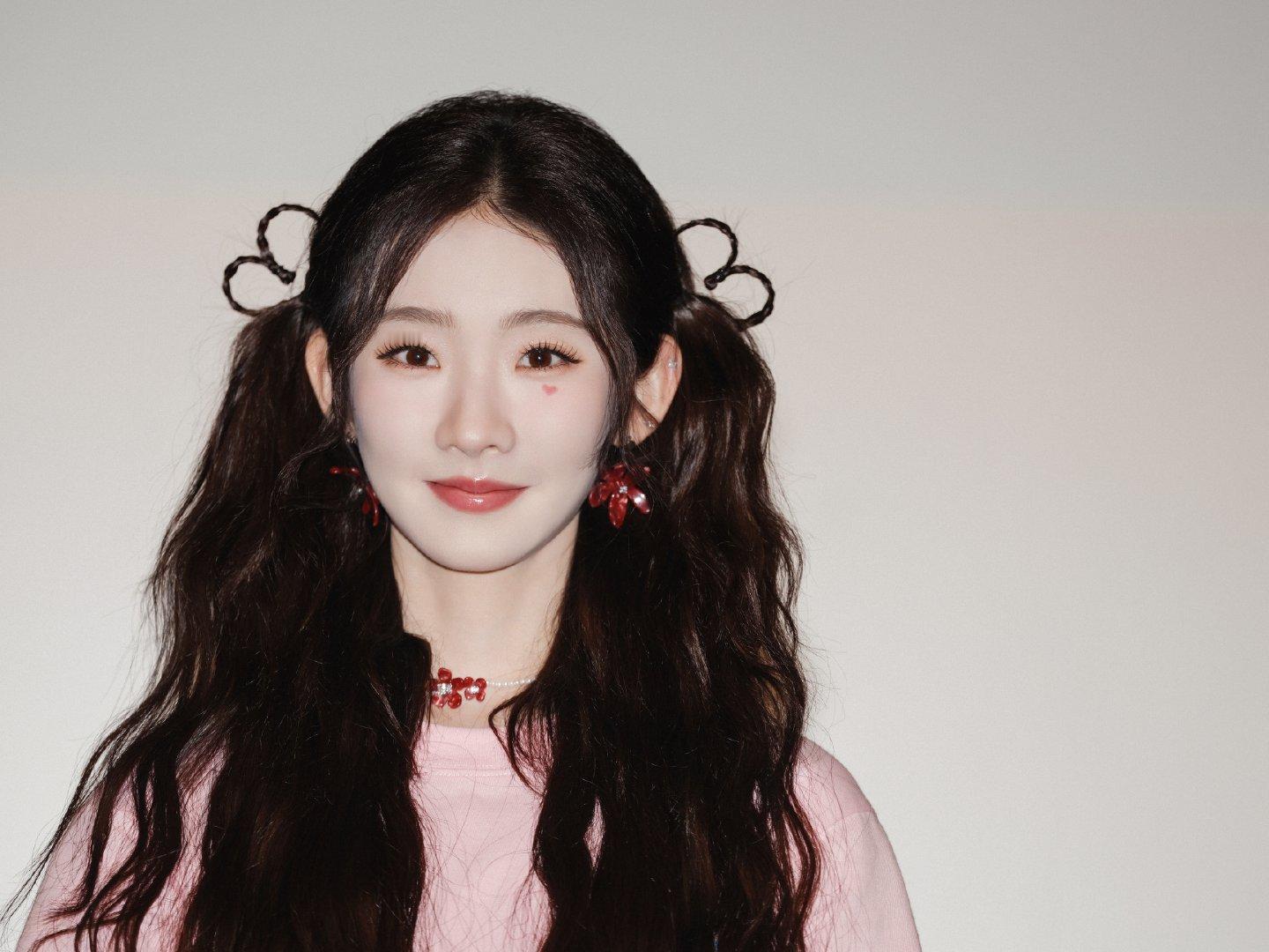 张艺凡穿高跟鞋在商场滑冰该说不说，张艺凡真的很有个人魅力的，而且反差萌的时刻也能