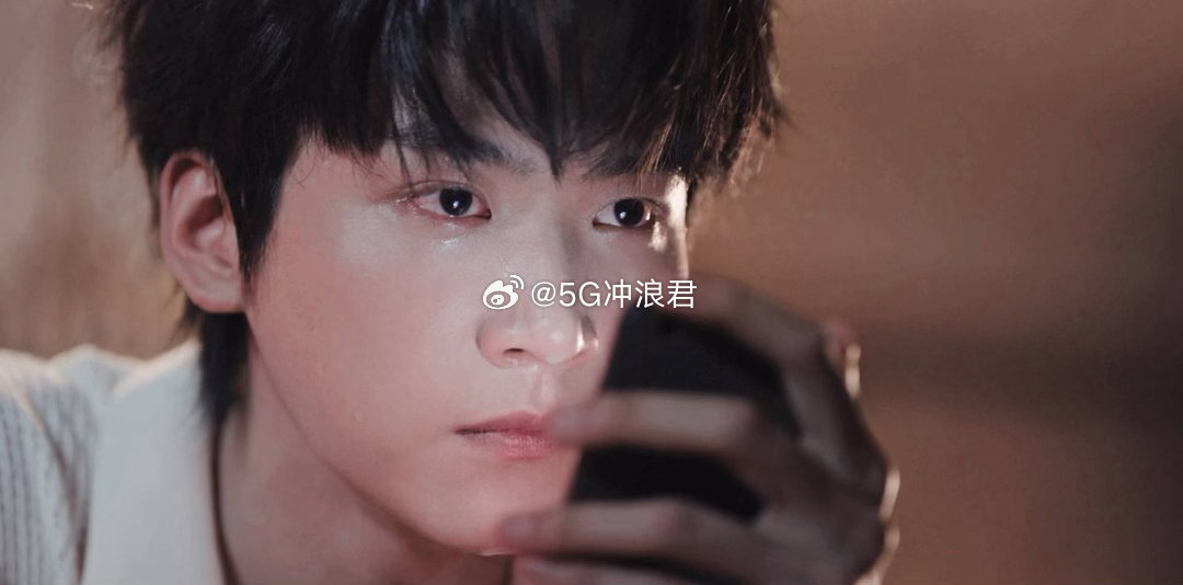 终于等到周柯宇哭碎的这集电视剧炽夏一遍遍打电话一遍遍不被接听，陆西骁那个状态看得