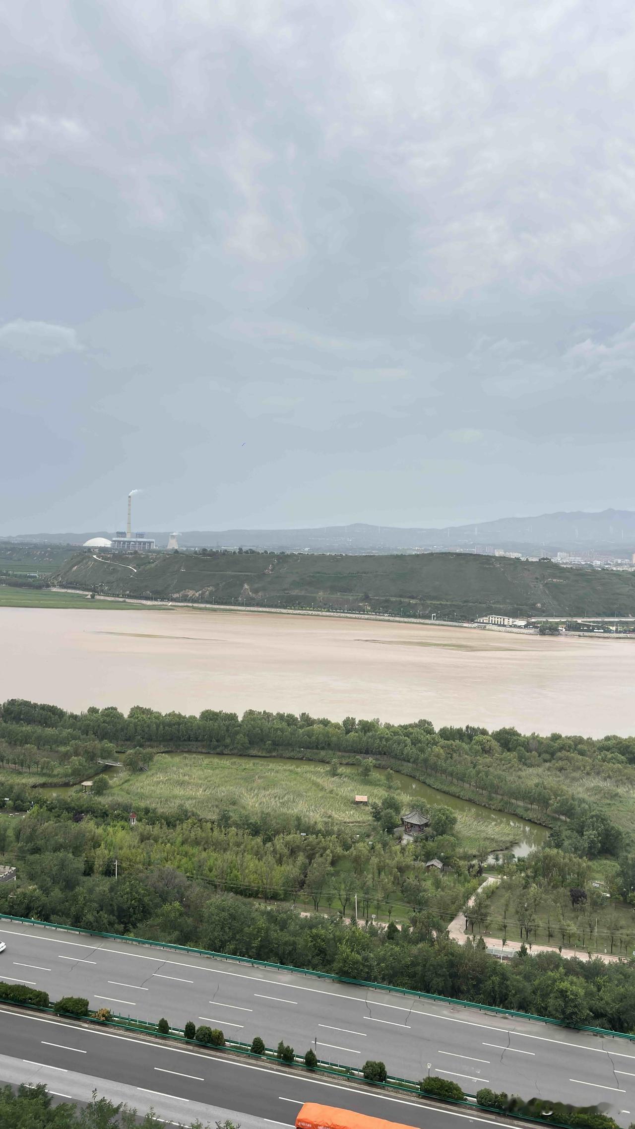 潼关古城黄河观景台，这个从潼关过对面山西，要过大桥吧，过去没有大桥的时候，从山西