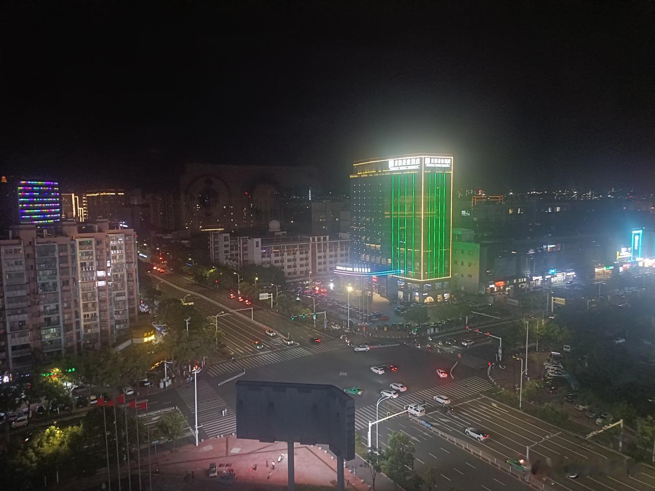 此刻，狂风大作，台风白海豚来了。
整整一天，我都在值班。
做我们这一行的，有突发