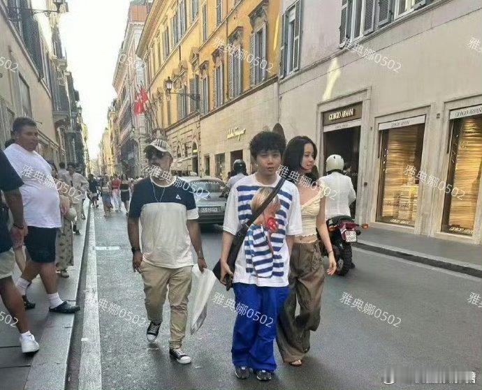 在罗马意外遇见欧阳娜娜，很漂亮 