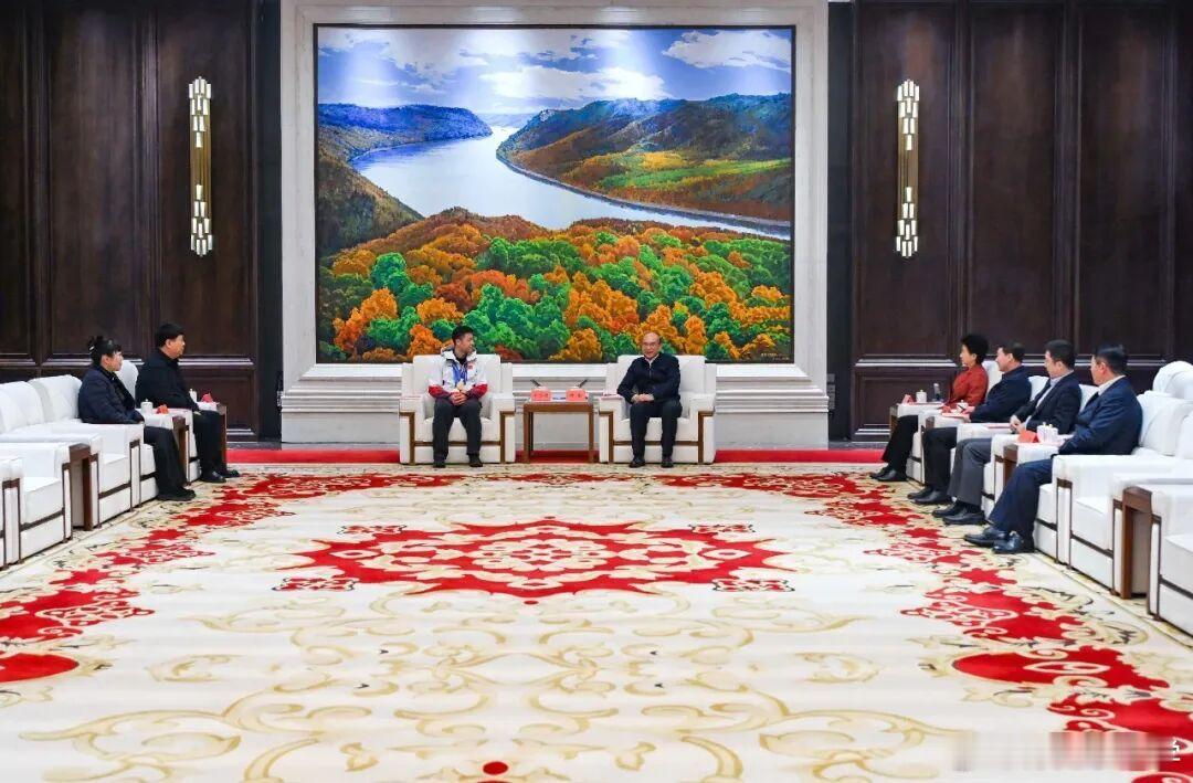 据《黑龙江日报》消息，3月16日，省委书记许勤、省长梁惠玲在哈尔滨会见凯旋归来的