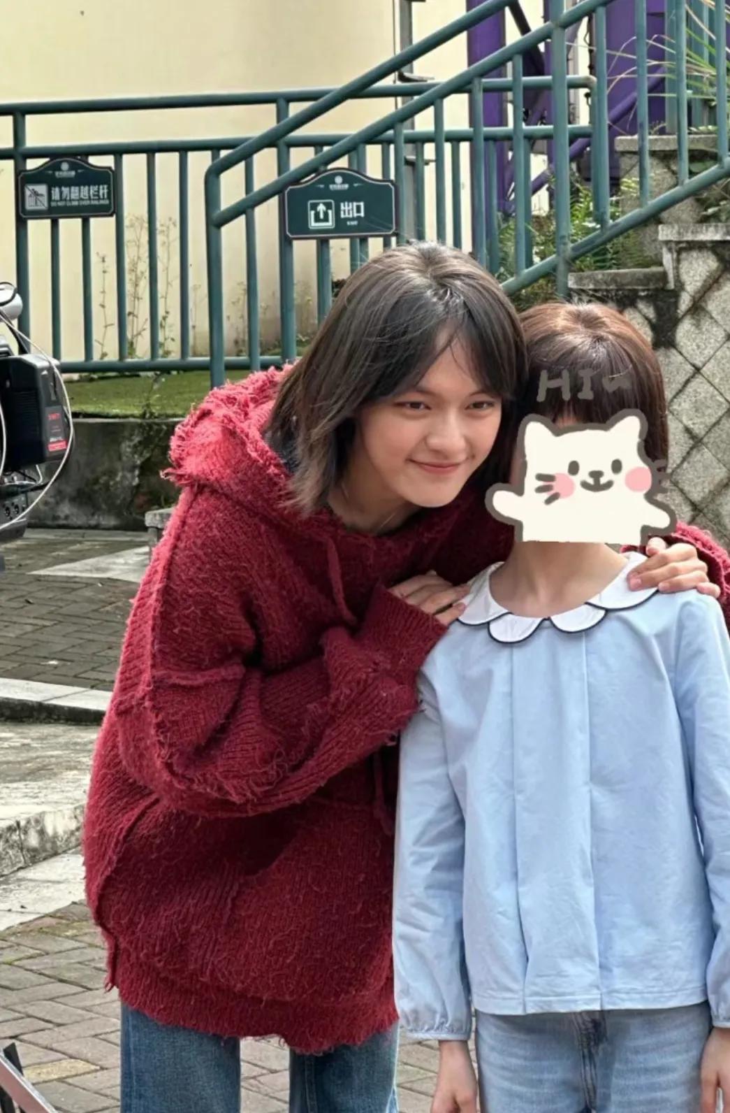 文淇在重庆拍戏路透
本人好有亲和力呀
20岁的文淇给人感觉很懂事很真诚
本人也是