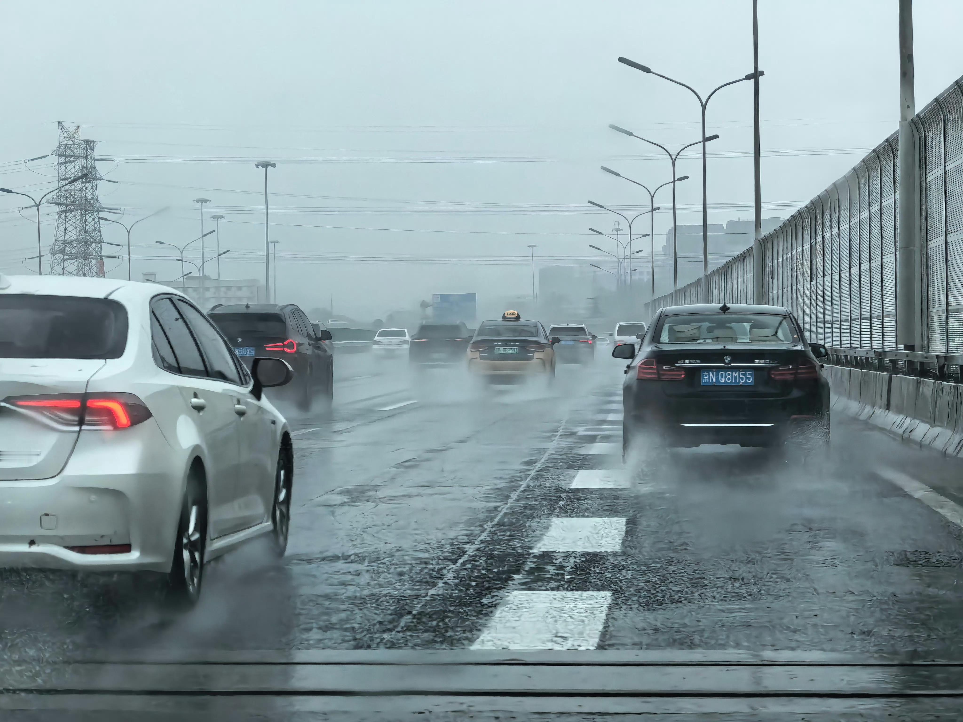 北京暴雨开车如开船前几天在北京就感觉憋着一场雨 ​​​