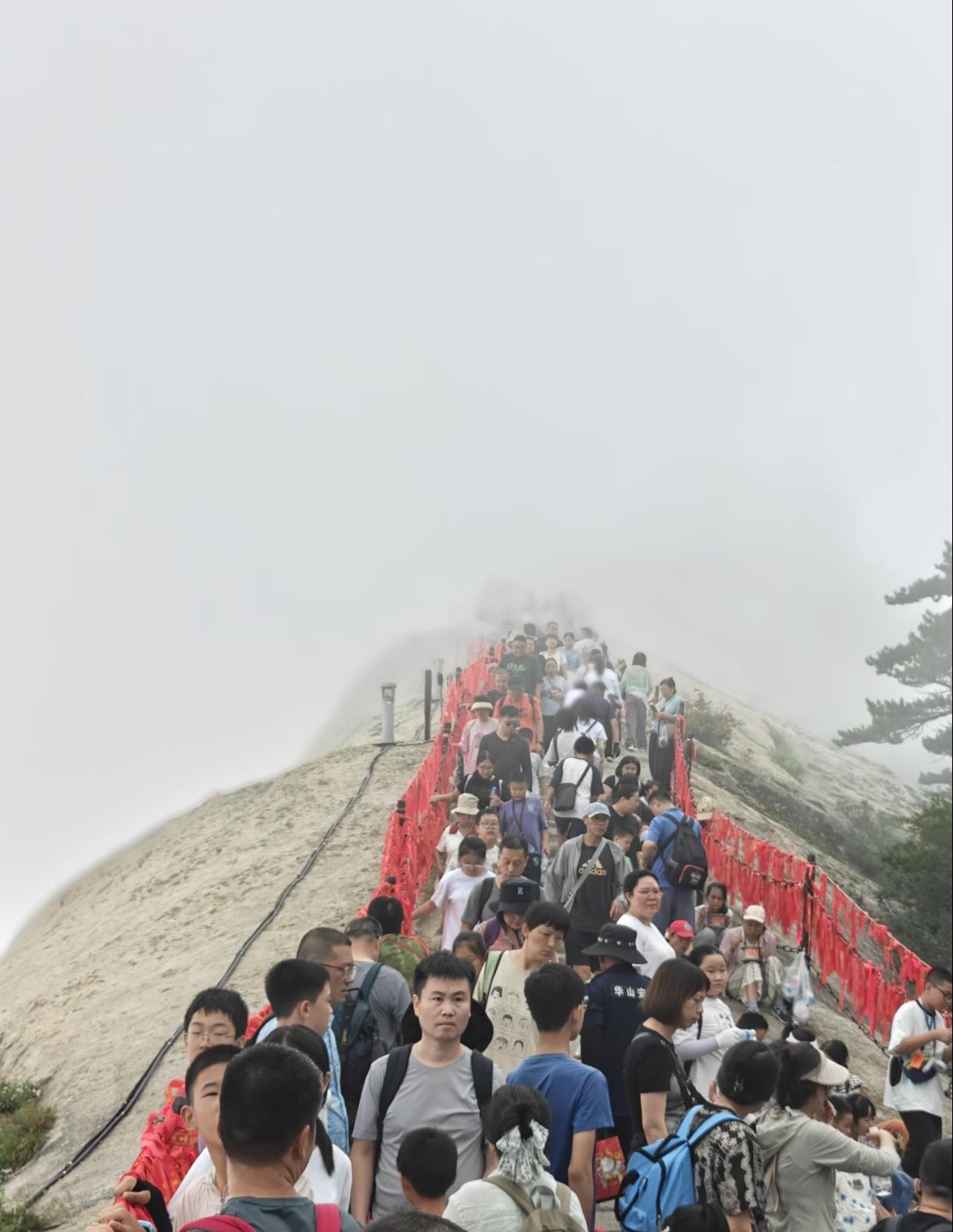 昨天我去爬华山，跟风找了一个女性陪爬，599元，一对一服务。原以为会像网上其他人