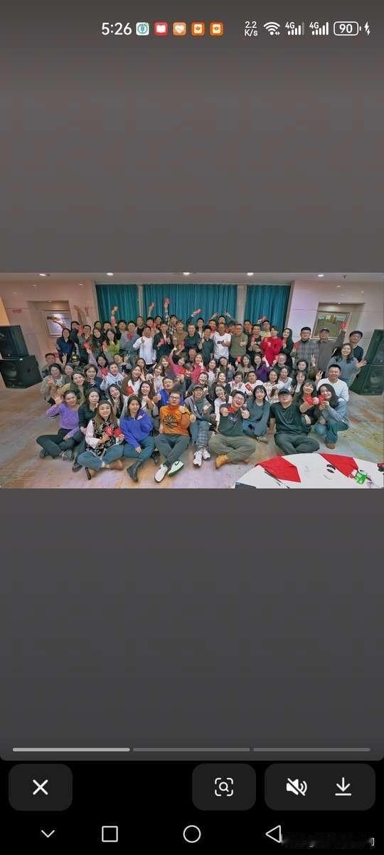 和辉同行一年前那张全家福，70多号人挤在镜头里。
一年后年会合影，300多人乌泱