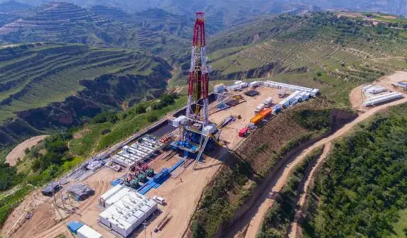 我国新发现13个亿吨级油田外媒那边，酸溜溜的声音可不少。什么“咋又是中国”、“命