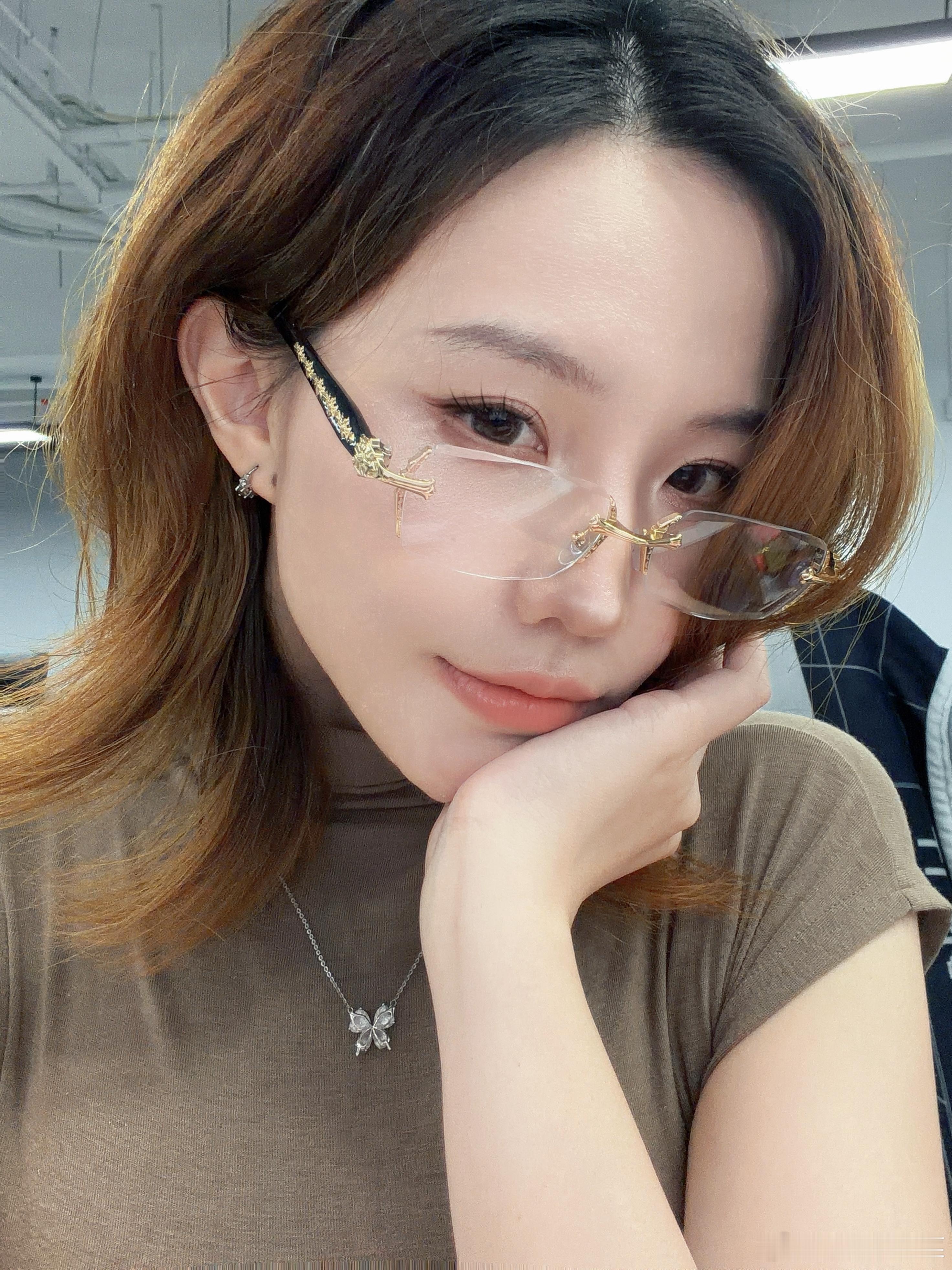 化了个妆结果还是在加班最近感觉自己英语好烂 想报英语班掌握一门外语在工作上真的多