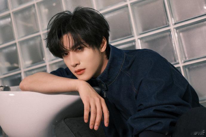 展轩撕拉片展轩赶一赶撕拉片末班车 展轩撕拉片虽迟但香！春日清爽感溢出屏幕，黑红搭