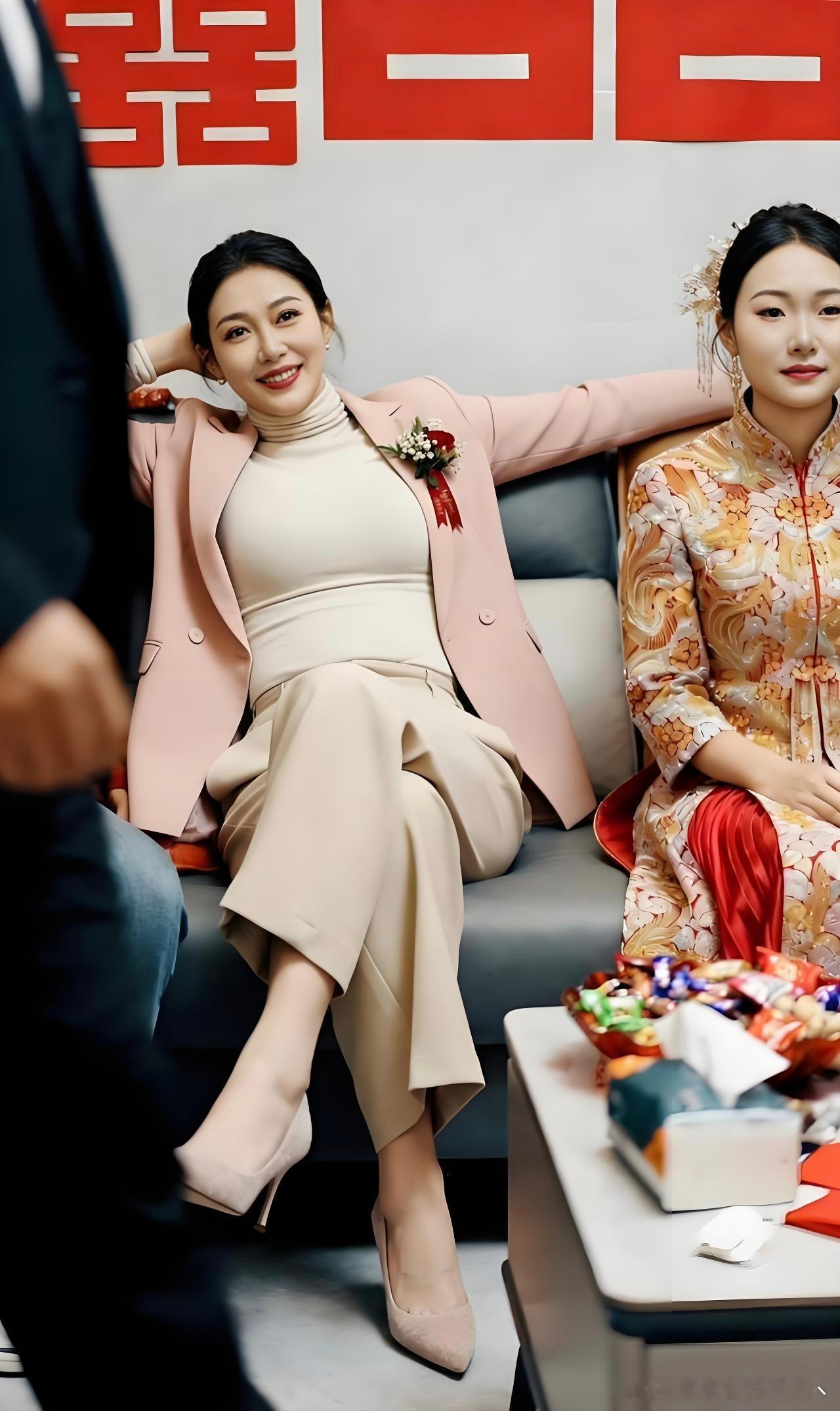 婚礼现场，丈母娘比新娘还有排场！ 