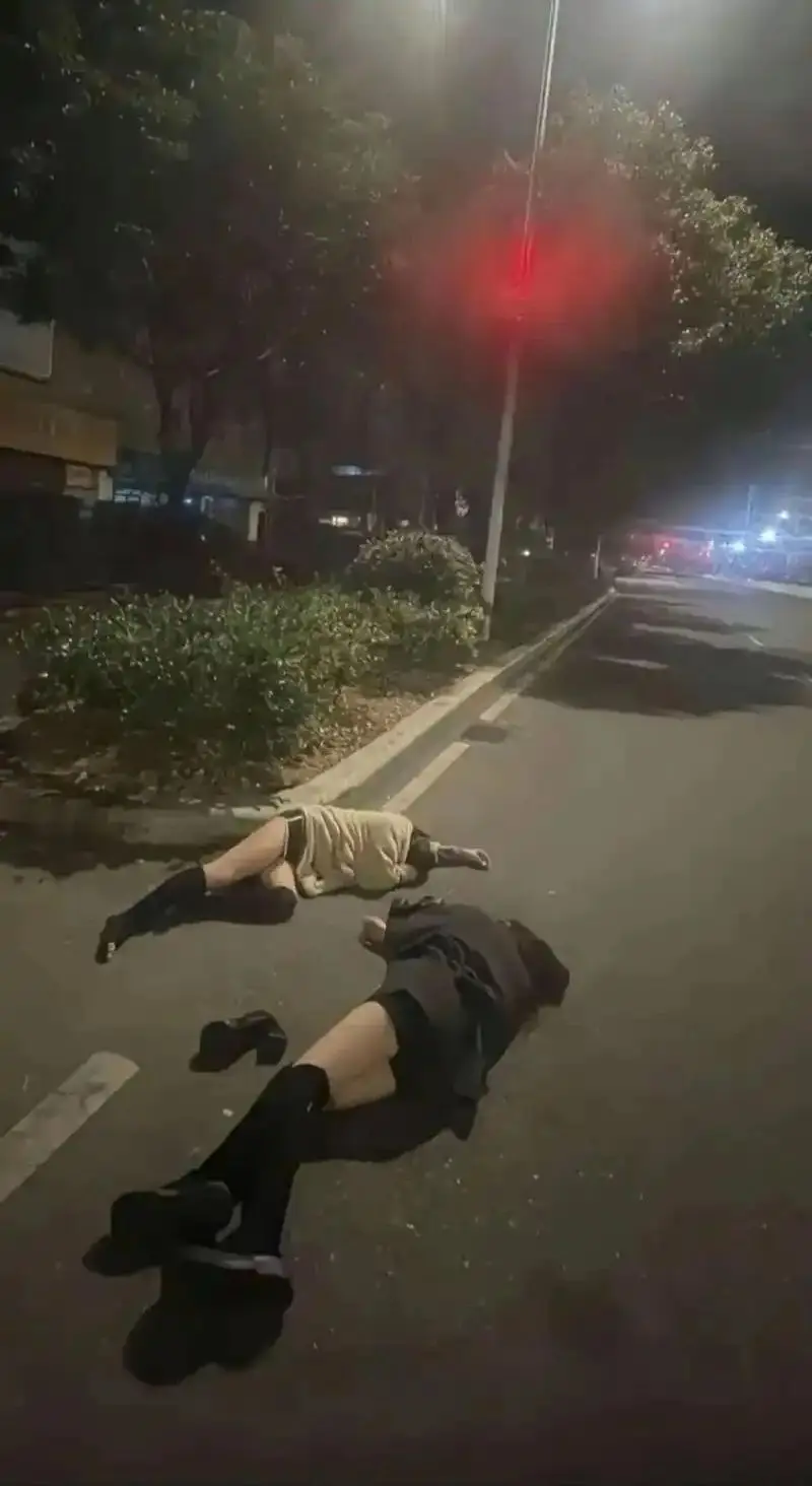 爱情就像喝酒，喝多了就醉，醉了就痛。”这句话，或许最能道出爱情的双刃剑。