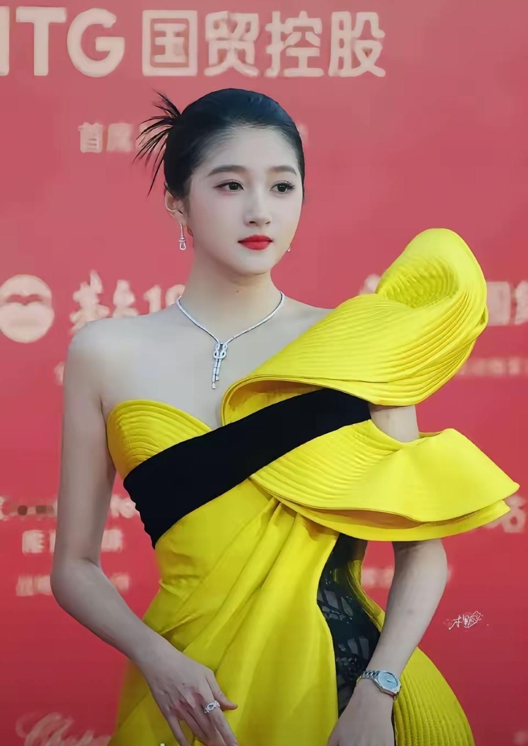 关晓彤出席颁奖典礼的礼服引发讨论，有人觉得造型不算出彩，但对她而言，自己喜欢远比