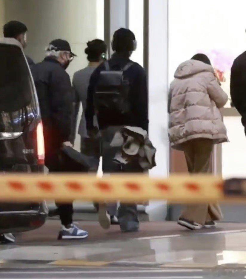 #肖战机场路透# 啊啊啊啊啊啊新鲜的肖战机场路透[哇]虽然画质有点糊，但是依旧能