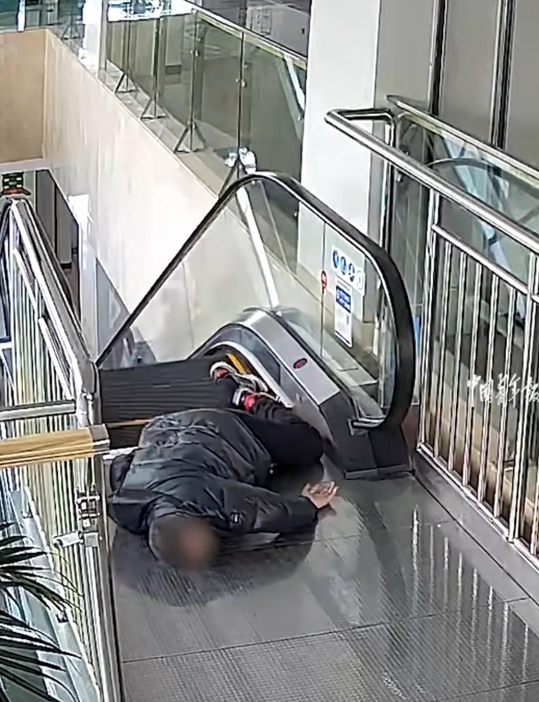 “快！快过来帮忙！”2026年3月5日，新疆石河子某医院扶梯口，一声急促呼喊打破