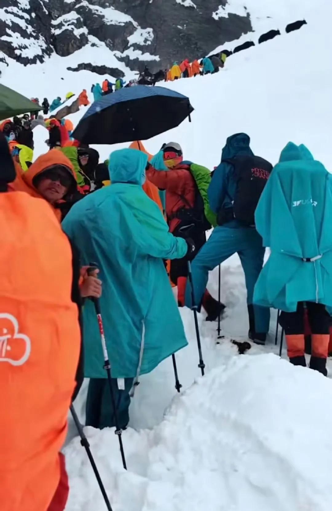 国庆数百名徒步者被困珠峰……
刷到“珠峰东坡生死大逃亡”的新闻，心情真的好沉重。