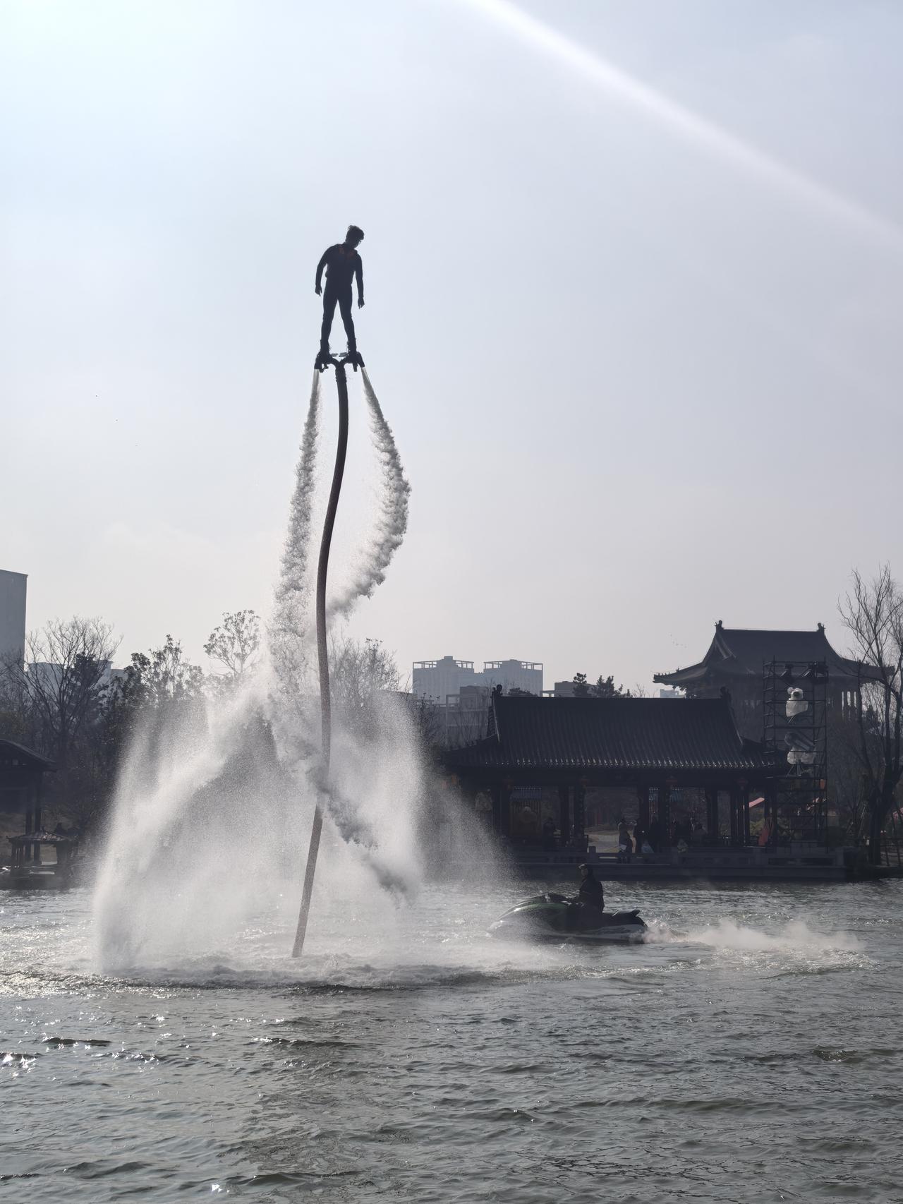 南阳卧龙岗公园内水火交融，水上飞人、变脸喷火两个节目为入园的游客呈现出了精彩的节