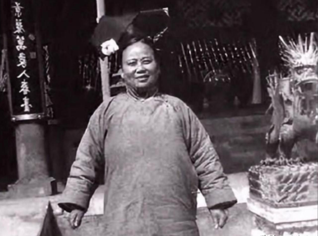 慈禧的贴身宫女回忆：入宫后，整晚都要侧着身子、夹紧双腿睡觉，期间不能改变姿势，其