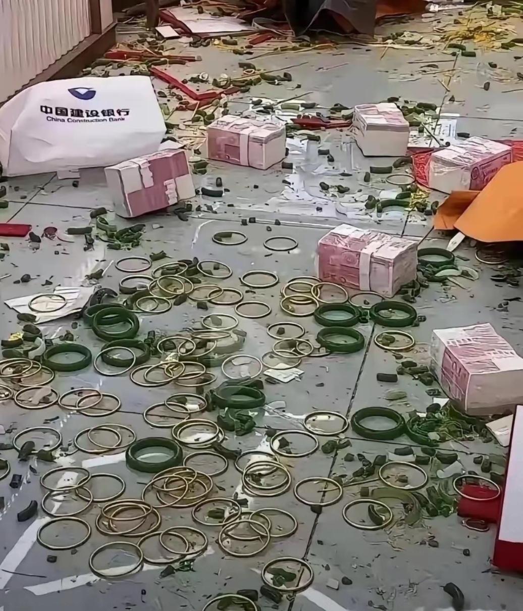 这是哪里经历了什么，地上那么多的手镯不知是不是纯金的