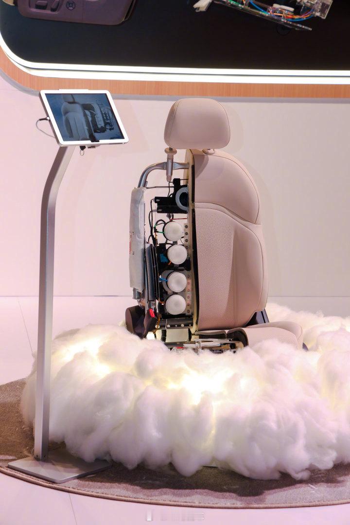 开箱百万级后排大沙发这是要把舒适玩到极致，东风日产这波操作太会了N6上市发布会刚