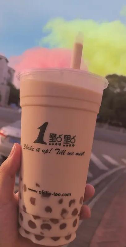如何看待秋天的第一杯奶茶？小的时候只知道贴秋膘，吃黄瓜或者吃烧饼夹肉，说秋天的第