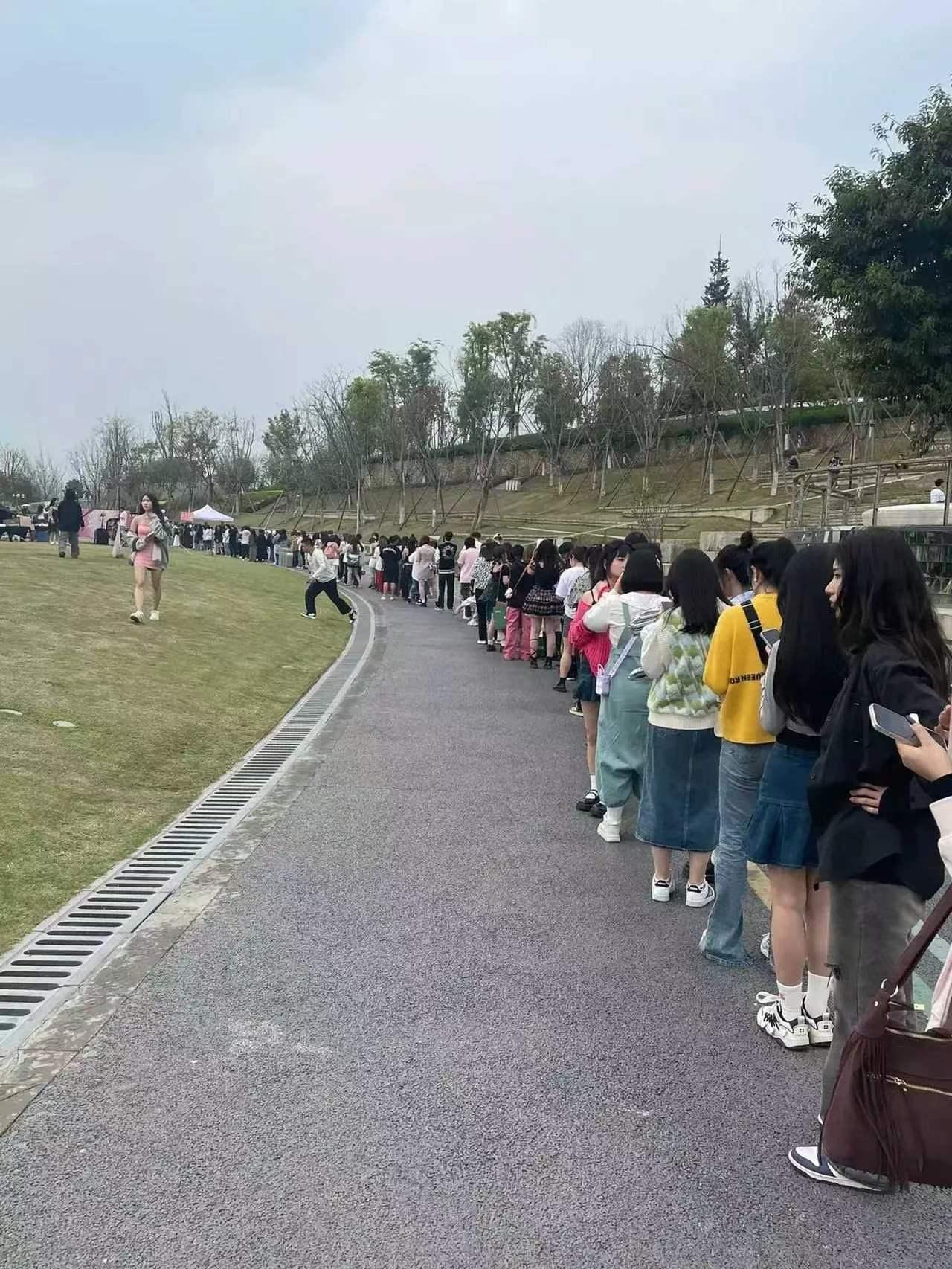 你不知道的五一节真相 

此照片显示的不是在排队做核酸，
也不是排队购票进公园，