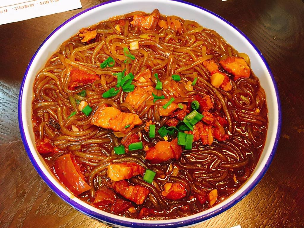 1948年底，正是淮海战役最关键的阶段。当时，杜聿明集团二三十万人被华东野战军几