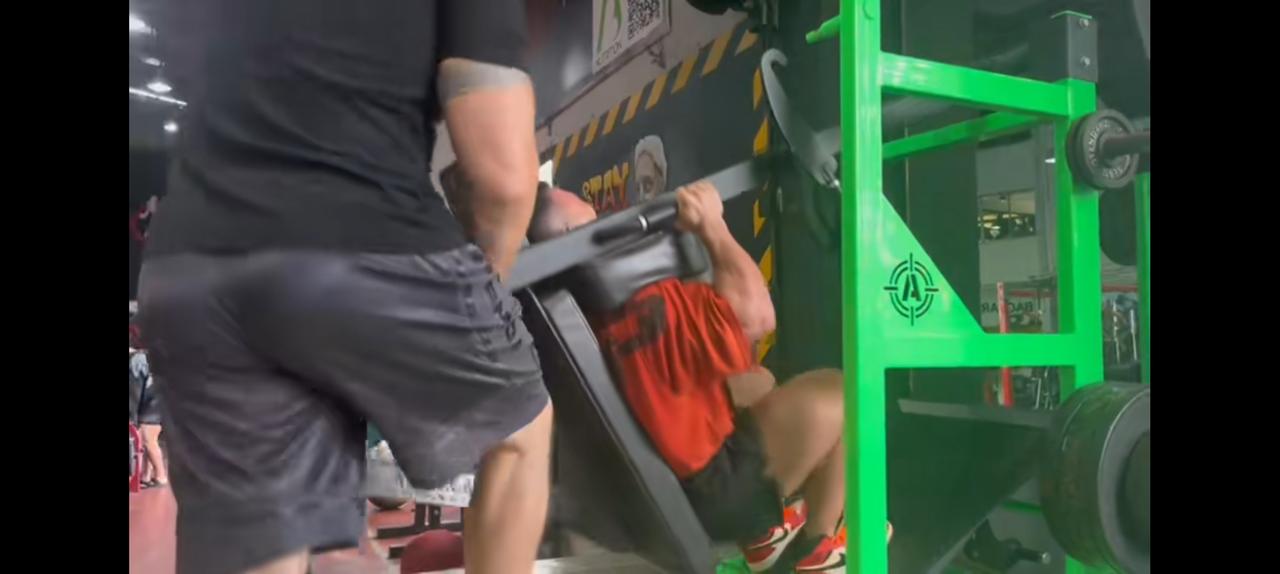 因心脏病去世那个健身网红王昆 2023年的训练视频。看的我真是有点儿怕怕。这哪是