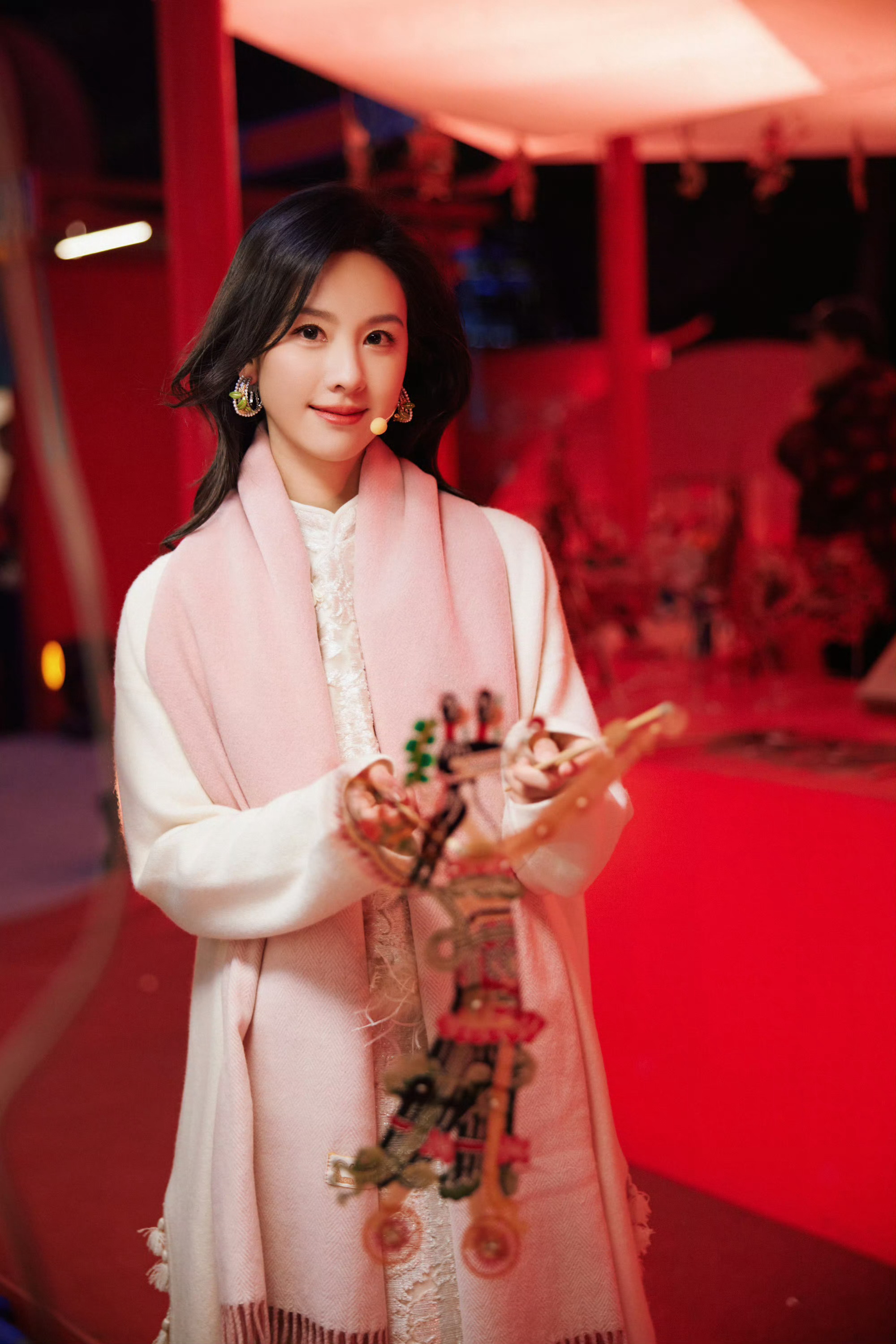 #陈都灵大衣围巾氛围感#白大衣粉围巾好温婉伊人啊～嘟嘟你美得让我着迷，手拿仙女棒