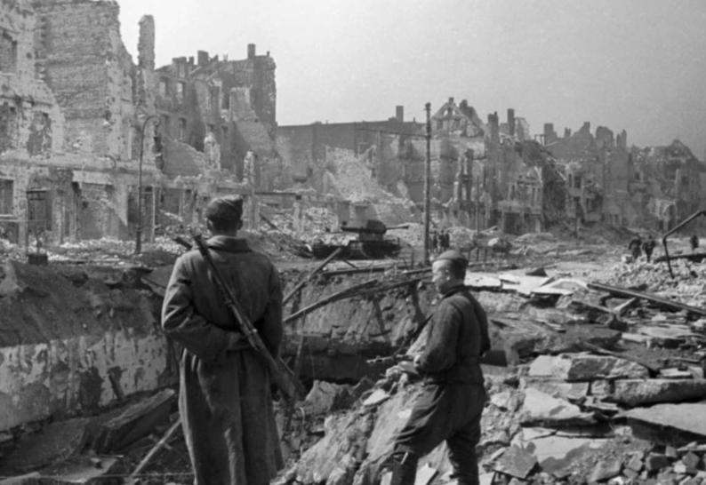 苏军宁可战死7.8万人也要攻占柏林，因为只有打下柏林，哪怕苏联亡国了，二战主力依