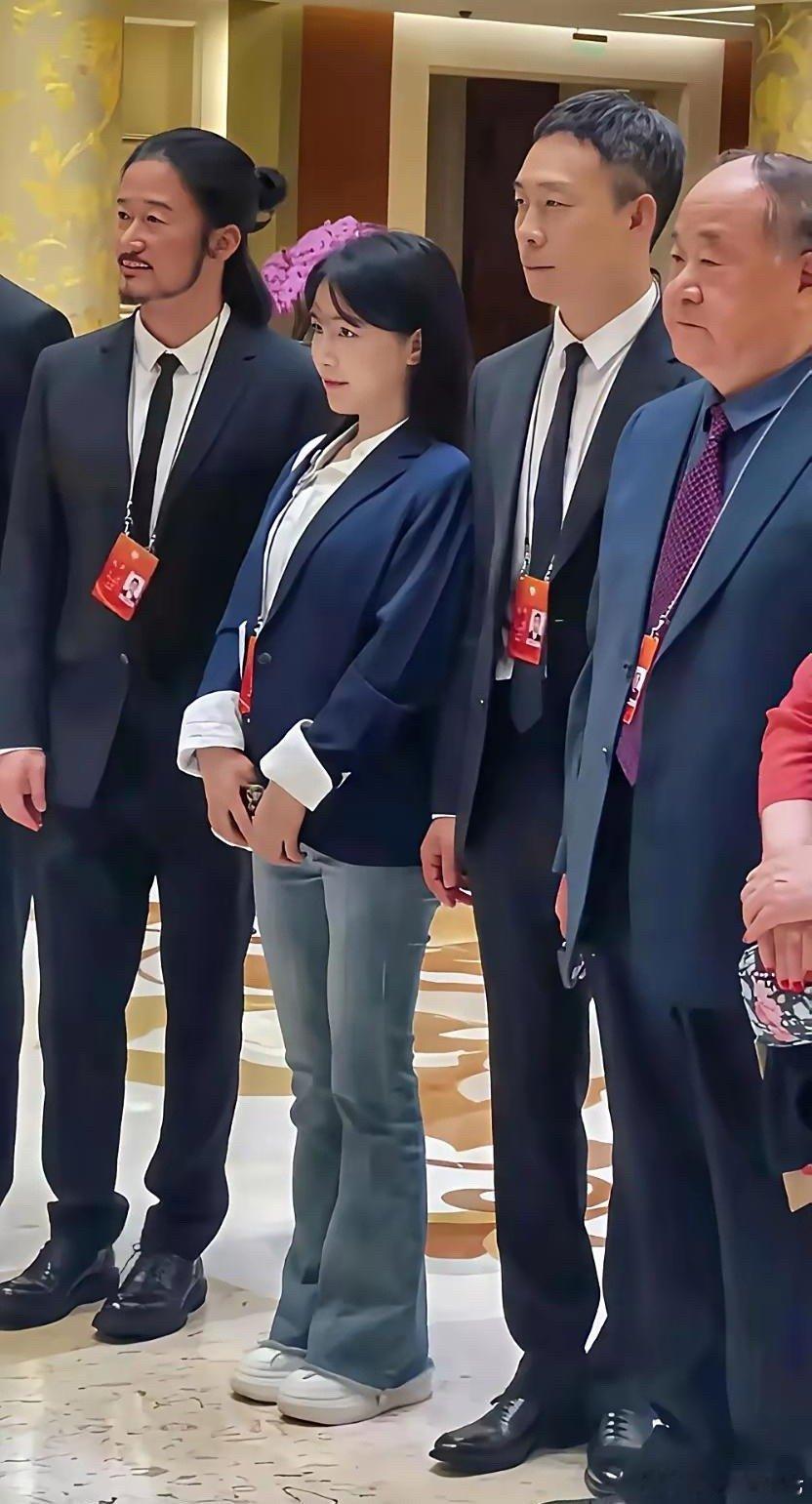 李子柒也是出息了，这张合影绝对可以吹嘘一辈子了吧！你们仔细看看她旁边都有谁，这可