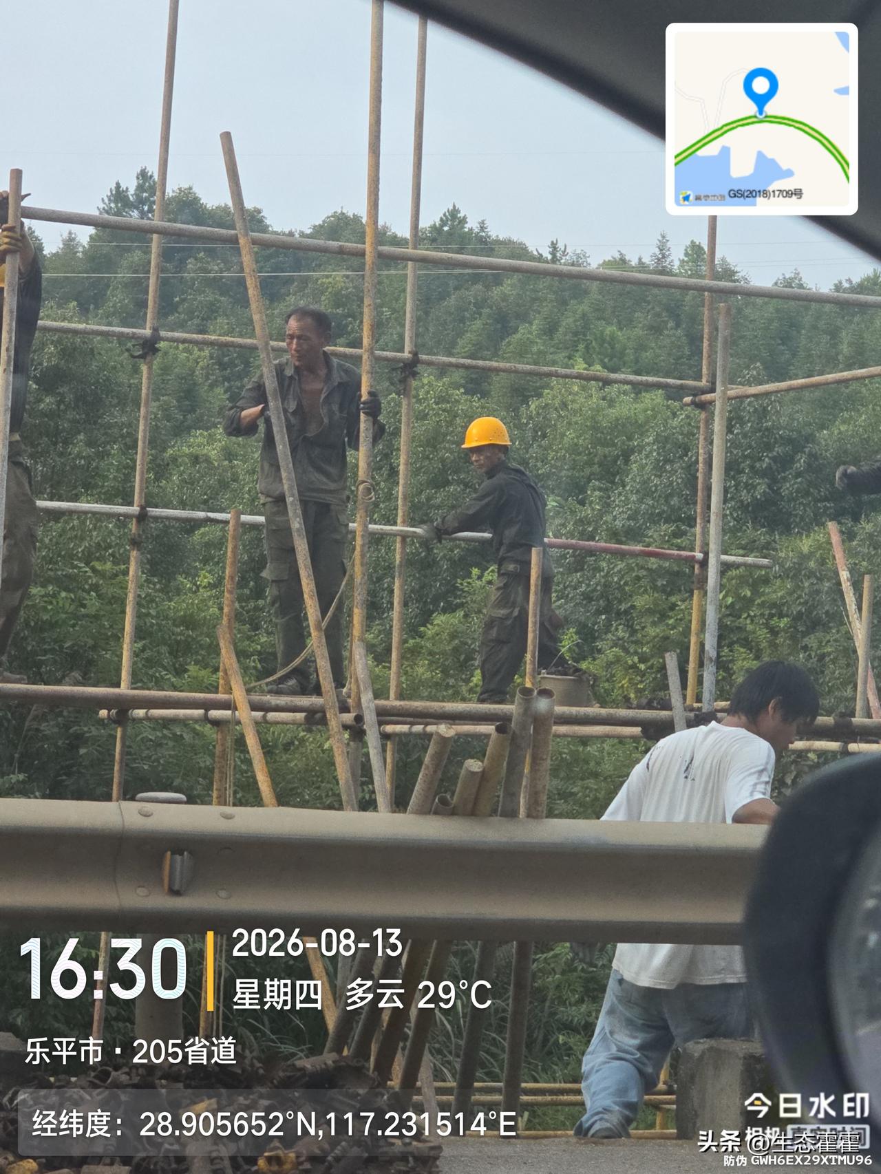 今日志愿者巡查乐平市接渡镇水库周边施工场地，现场作业人员高空作业未佩戴安全帽、安