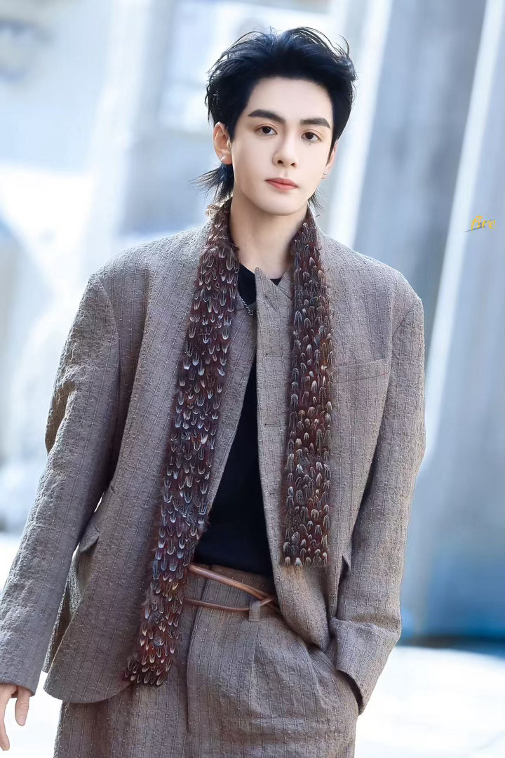 曾舜晞在愚人节当圣诞老人曾舜晞月鳞绮纪出场镜头 曾舜晞直播征集礼物清单，粉丝集体