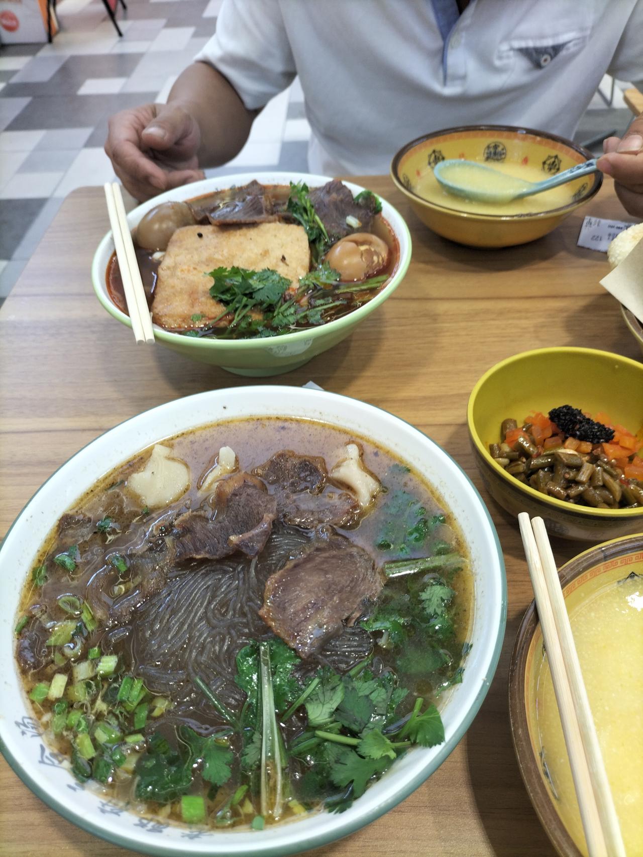 中秋佳节，愿家人平安康健，喜乐常伴，月圆人团圆。