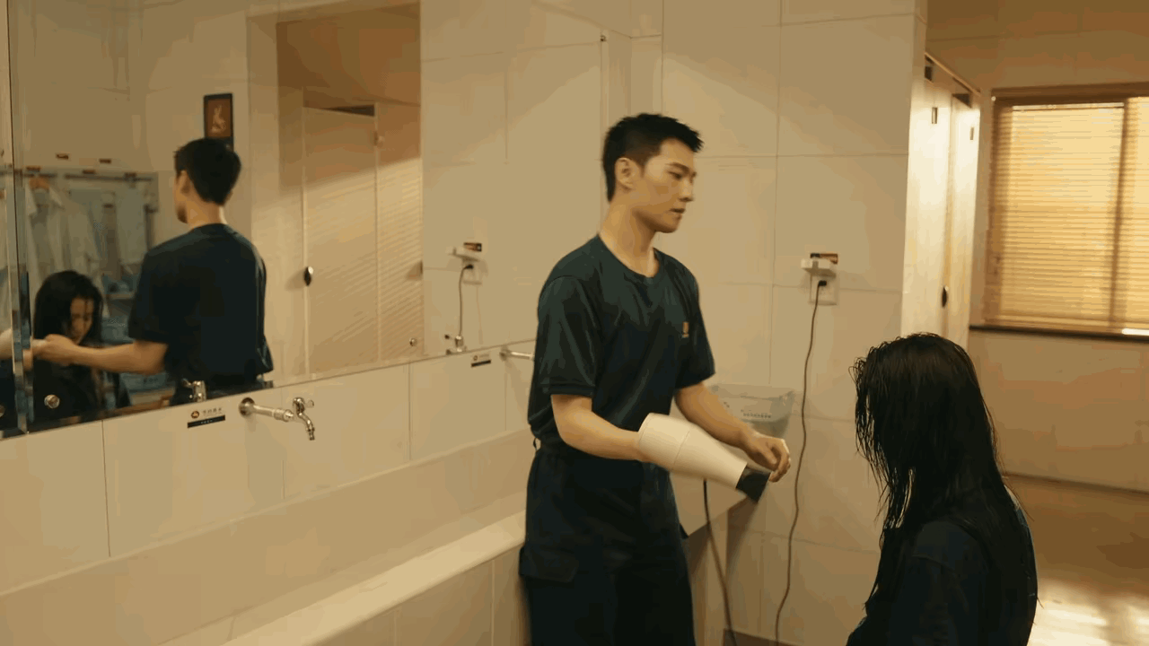 啧，这吹头发的手法，是可以发毛的程度[吐血]
不知道的还以为这两人有仇呢[捂脸]