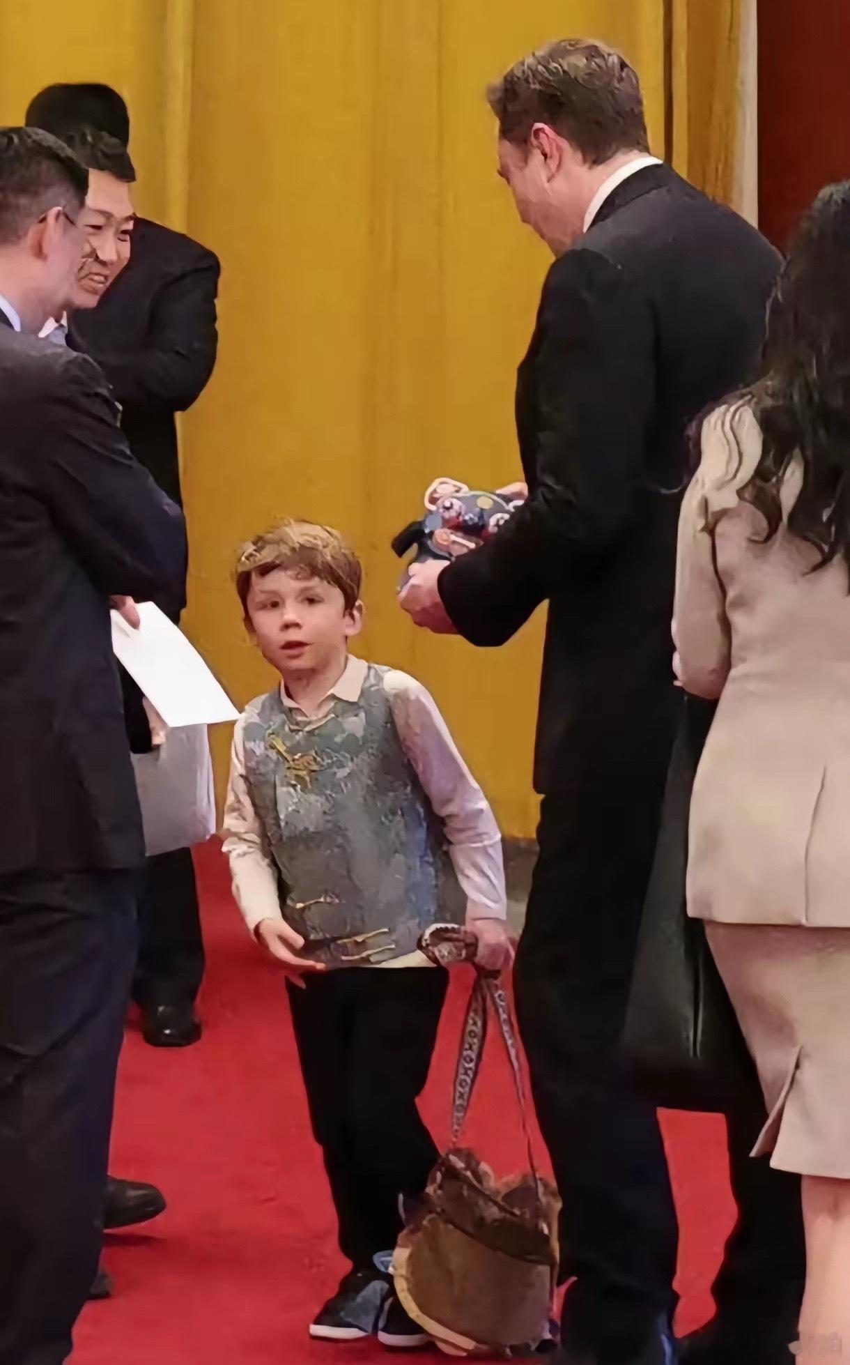 马斯克携幼子现身人民大会堂，引来全网一片赞誉，尽显温情格局。可反观我们普通人，不