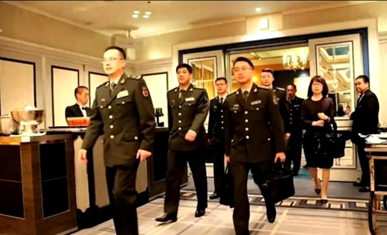 解放军数十名军官赴日本，参观日本自卫队的军事基地。

据环球网报道，由20名解放