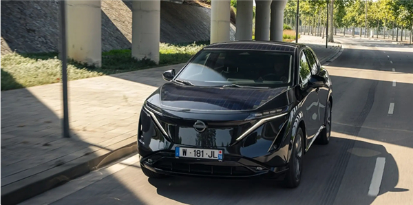 日产给电车装上太阳能板：每天晒晒太阳就能多跑23公里 