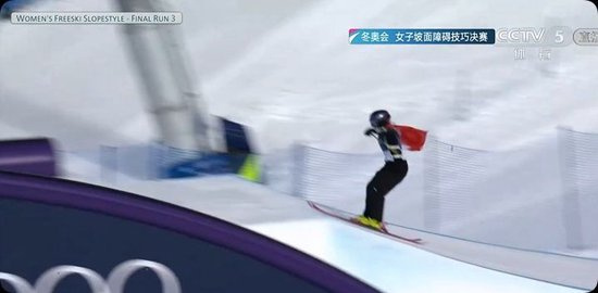 【谷爱凌最后一滑失误】瑞士选手身披国旗完成最后一滑 直播吧02月09日讯 米兰冬