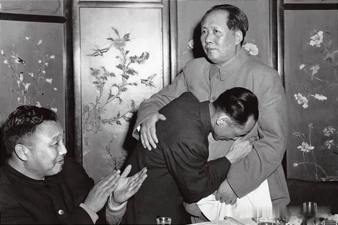 草原诗人，纳·赛因朝克图，扑到主席怀里流泪。 ​​​