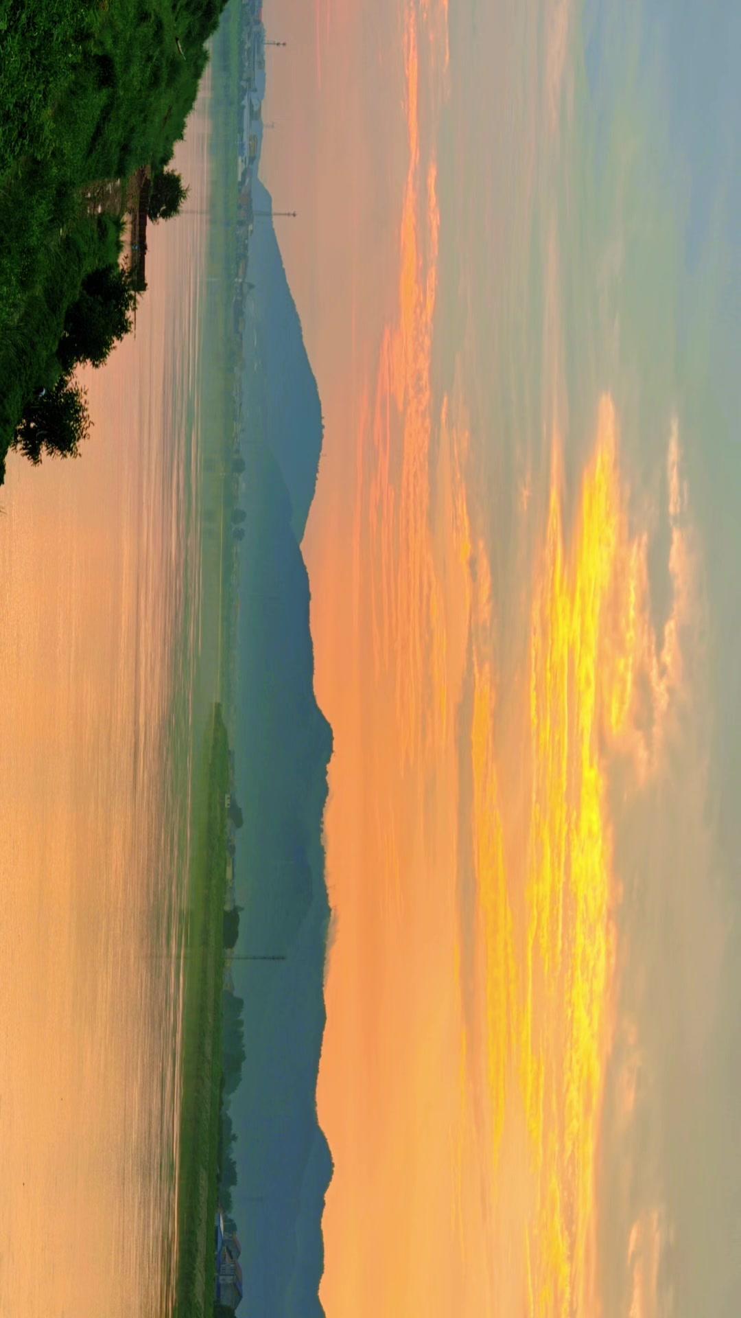 🌇在山城石门，邂逅漫天鎏金晚霞，黛色远山作背景，平缓江水承接天光，橘色晚霞倒映
