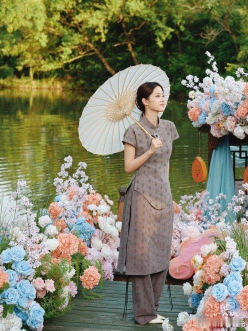 欧阳娜娜游船穿搭娜每次出新造型都能精准踩在大家的审美点上，这回的新中式直接把温婉