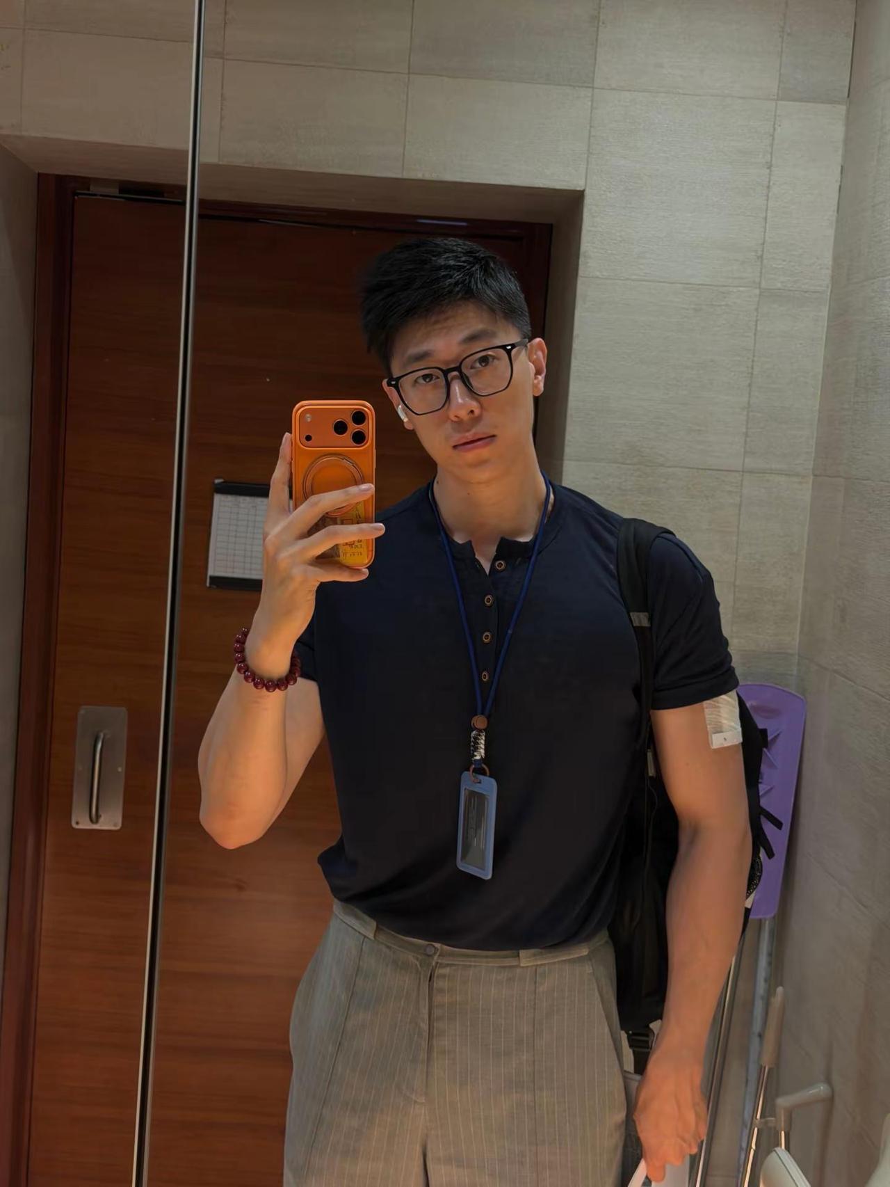 只要不放弃，四面八方都是前方。正装 型男 肌肉男 上班ootd