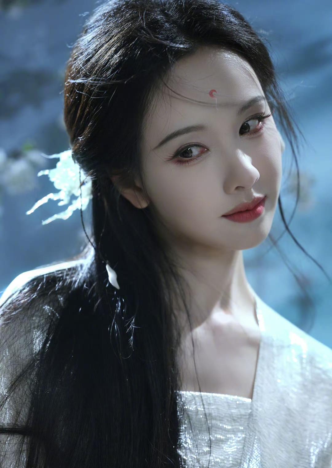 看了陈都灵的这组妖狐主题大片后，我想起了西游记里的唐僧，如果唐僧看到这么美的妖狐