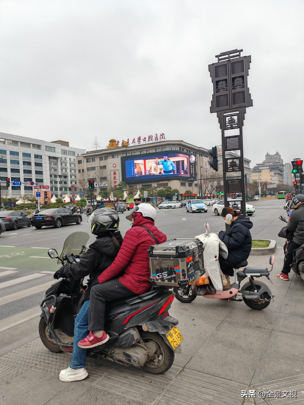 昨天中午在凤城九路海底捞吃饭，店里人都穿的薄线衣，我穿的今天穿的衣服，热的我难受