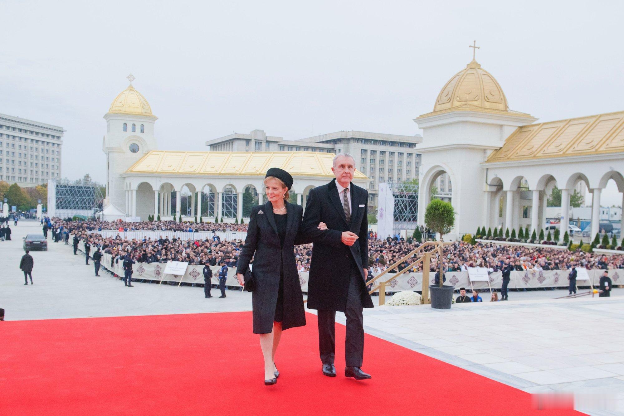 🇷🇴11月12日，罗马尼亚王冠守护者玛格丽塔女王和拉杜亲王参加国家大教堂绘画