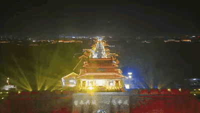 保存完好的古城，灯光璀璨，流连忘返。