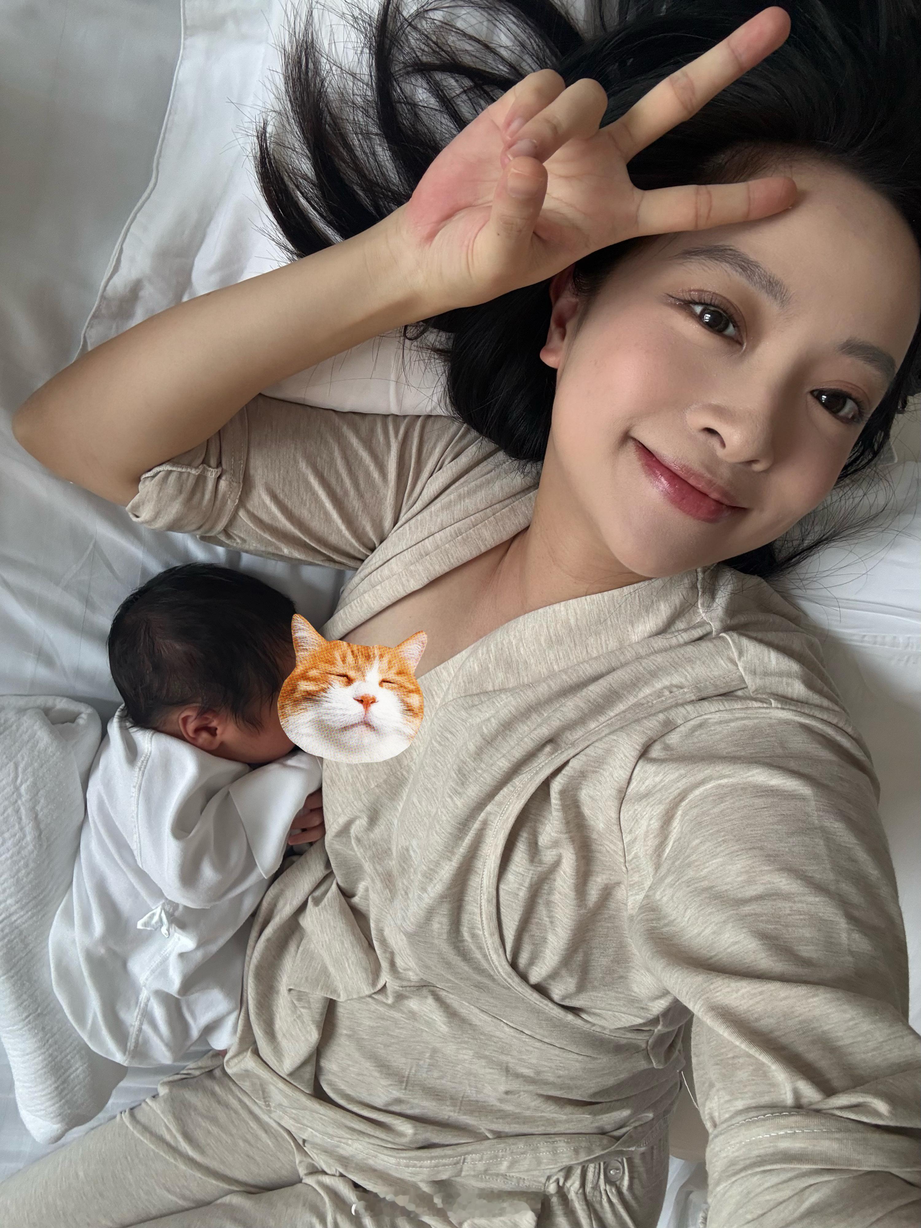 二胎除了身体没一胎好，其他都更好，尤其是心态。这会儿喂着奶，我也不纠结奶量，反正