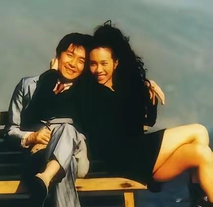 星爷在拍拖时从不愿对外界公开恋情，只有莫文蔚一个人除外。
莫文蔚有着长长的腿和侠