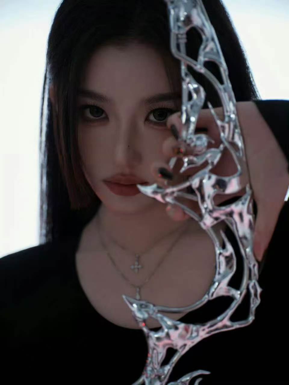 孔雪儿机场阻止保安凶粉丝混乱的机场人群里，孔雪儿主动安抚保安别太过严厉，还耐心倾