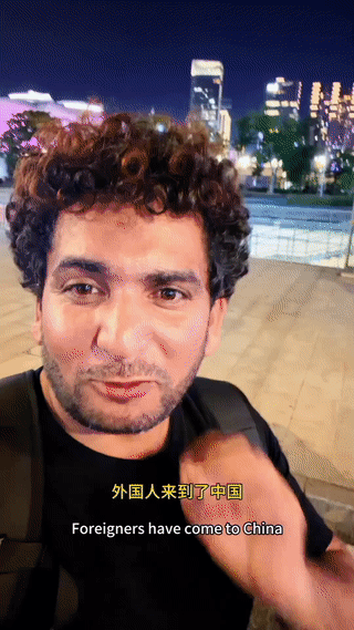 一名生活在中国的外国男子发视频称赞中国的社会环境真是太安全、太好了！
电动车可以